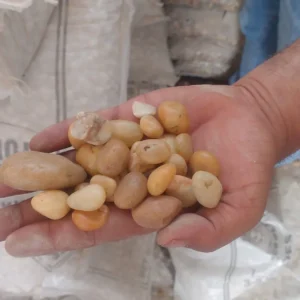 Mixture of Beige and Yellow Pebbles – 1–2cm (20KG Bag)