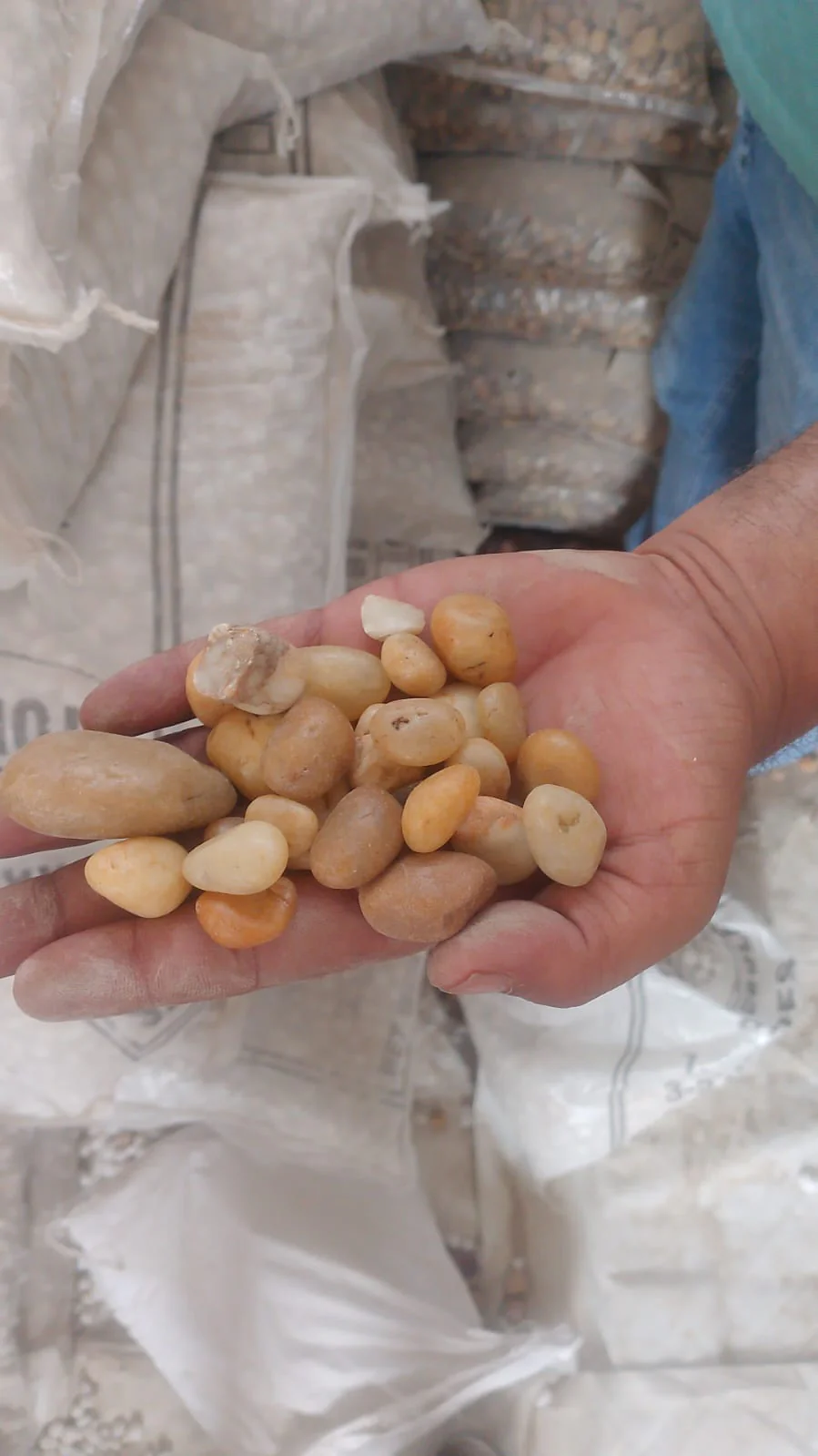 Mixture of Beige and Yellow Pebbles – 1–2cm (20KG Bag)